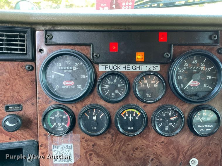 image for item LV9939 2007 Peterbilt 330  box truck