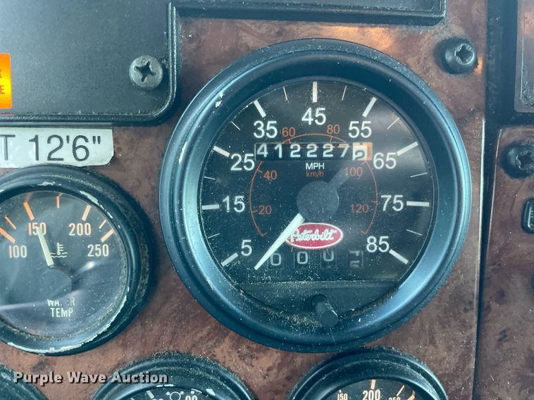 image for item LV9939 2007 Peterbilt 330  box truck