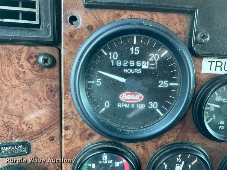 image for item LV9939 2007 Peterbilt 330  box truck