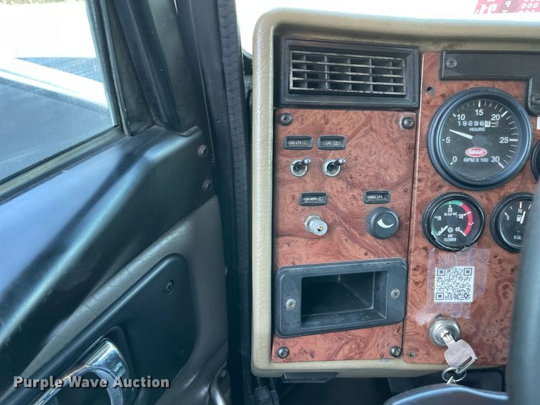 image for item LV9939 2007 Peterbilt 330  box truck