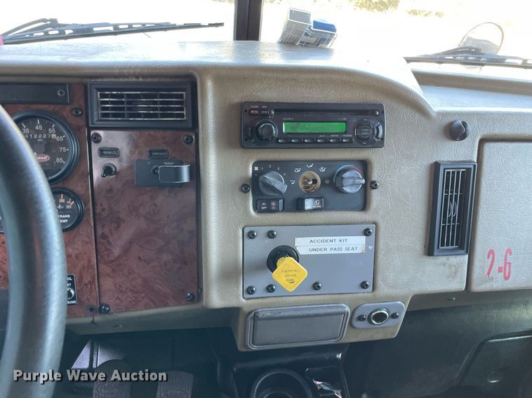 image for item LV9939 2007 Peterbilt 330  box truck