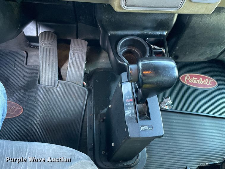 image for item LV9939 2007 Peterbilt 330  box truck