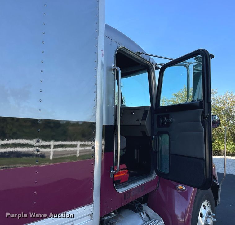 image for item LV9939 2007 Peterbilt 330  box truck