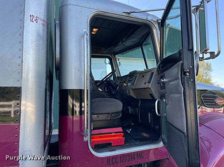 image for item LV9939 2007 Peterbilt 330  box truck