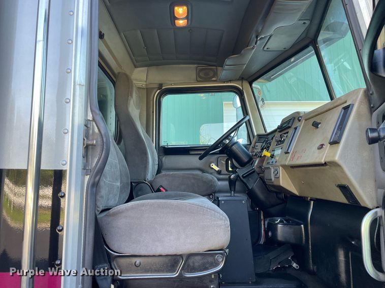 image for item LV9939 2007 Peterbilt 330  box truck