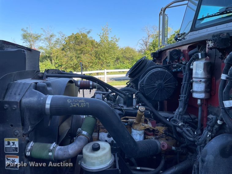 image for item LV9939 2007 Peterbilt 330  box truck