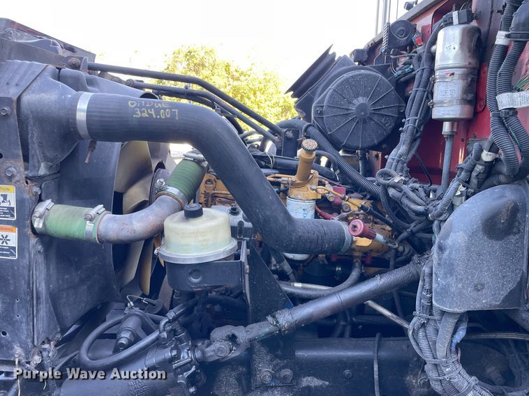 image for item LV9939 2007 Peterbilt 330  box truck