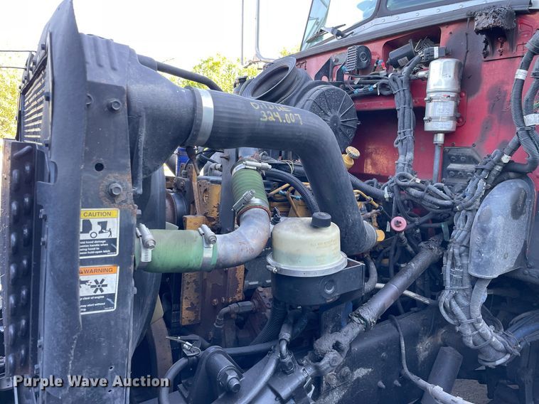 image for item LV9939 2007 Peterbilt 330  box truck