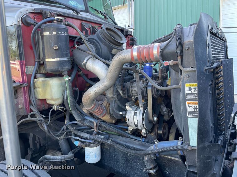 image for item LV9939 2007 Peterbilt 330  box truck