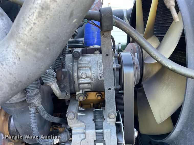 image for item LV9939 2007 Peterbilt 330  box truck