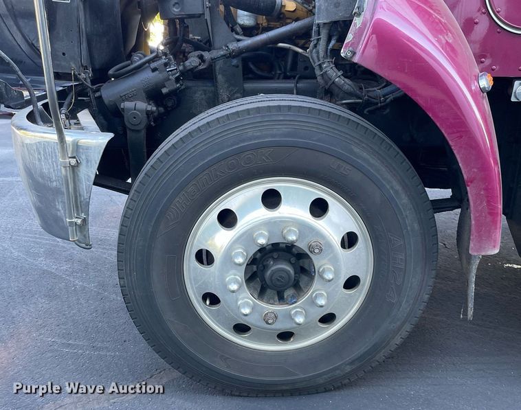 image for item LV9939 2007 Peterbilt 330  box truck