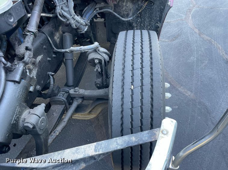 image for item LV9939 2007 Peterbilt 330  box truck