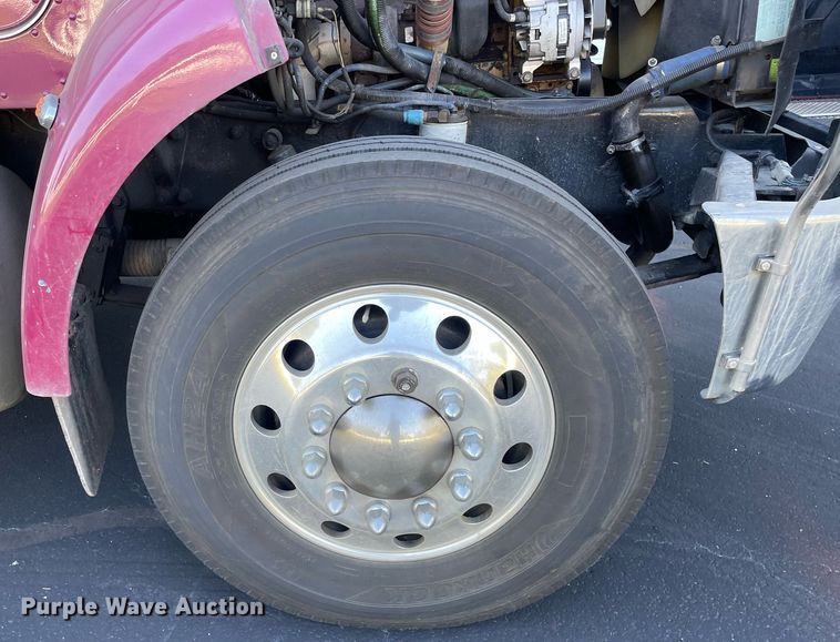 image for item LV9939 2007 Peterbilt 330  box truck