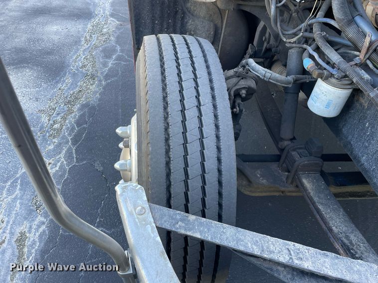 image for item LV9939 2007 Peterbilt 330  box truck