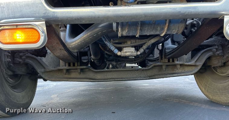 image for item LV9939 2007 Peterbilt 330  box truck