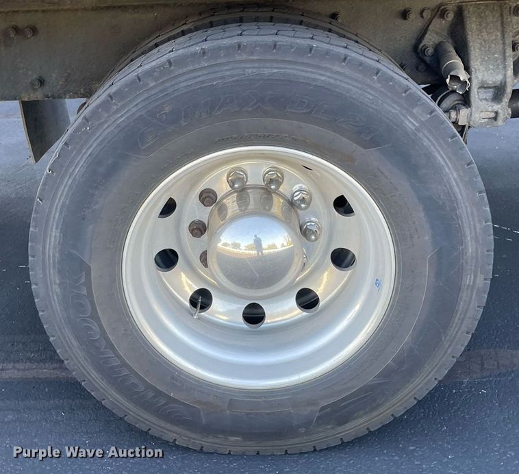 image for item LV9939 2007 Peterbilt 330  box truck