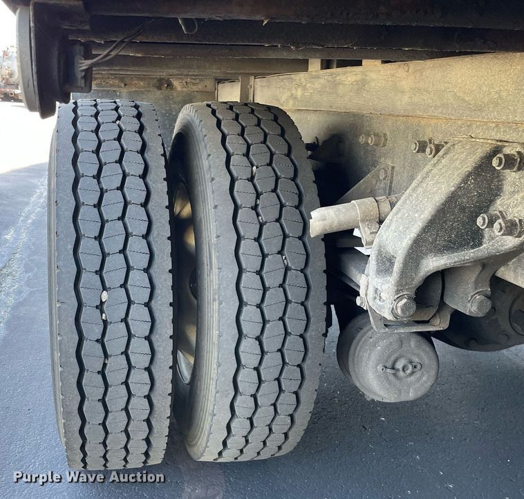 image for item LV9939 2007 Peterbilt 330  box truck