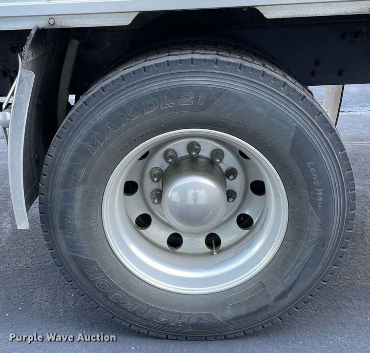 image for item LV9939 2007 Peterbilt 330  box truck