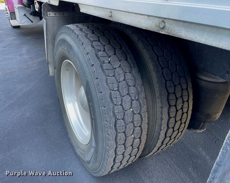 image for item LV9939 2007 Peterbilt 330  box truck