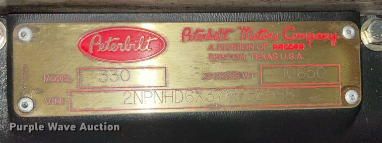 image for item LV9939 2007 Peterbilt 330  box truck