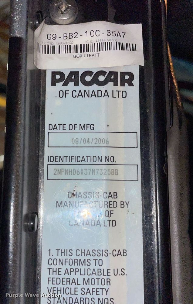 image for item LV9939 2007 Peterbilt 330  box truck