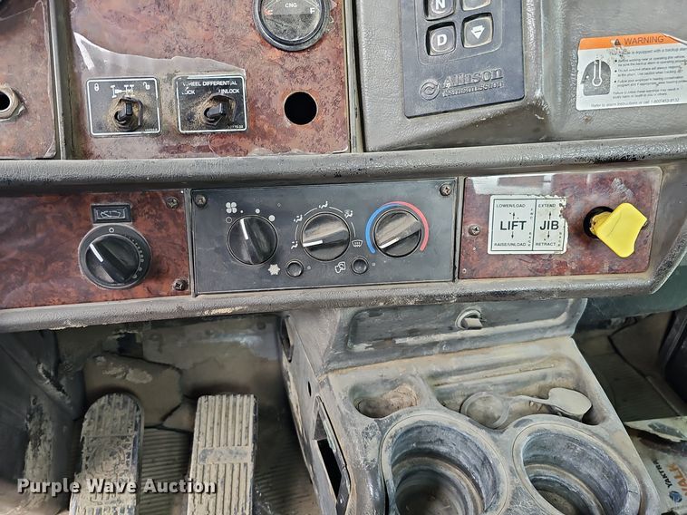 image for item MH9394 2007 Kenworth T300  truck cab and chassis