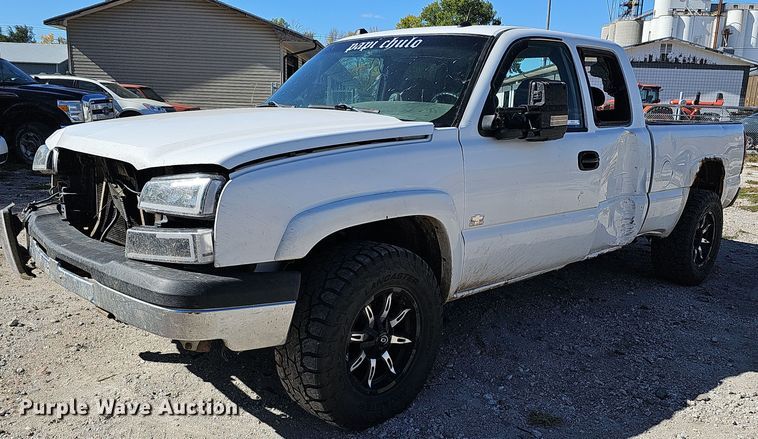 image for item MH9438 2004 Chevrolet Silverado 1500  Ext. Cab pickup truck