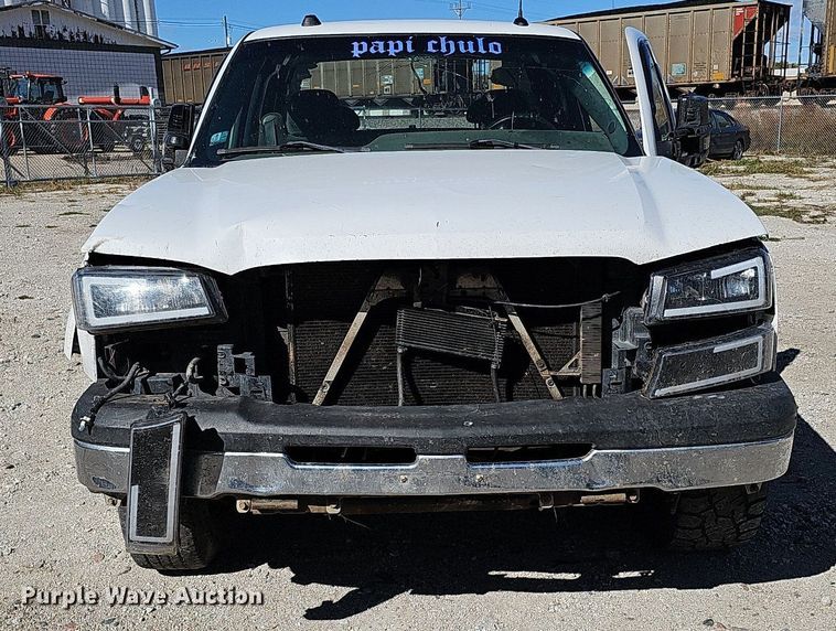 image for item MH9438 2004 Chevrolet Silverado 1500  Ext. Cab pickup truck