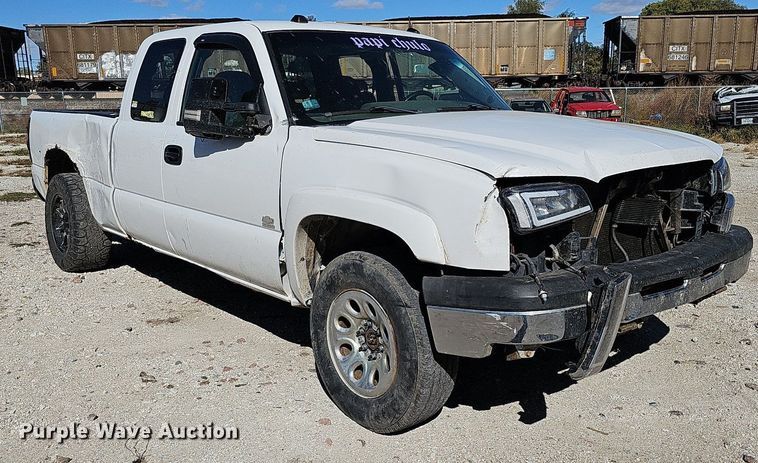 image for item MH9438 2004 Chevrolet Silverado 1500  Ext. Cab pickup truck
