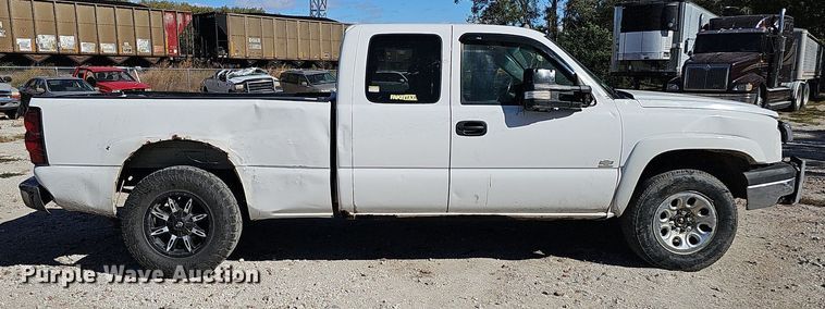 image for item MH9438 2004 Chevrolet Silverado 1500  Ext. Cab pickup truck