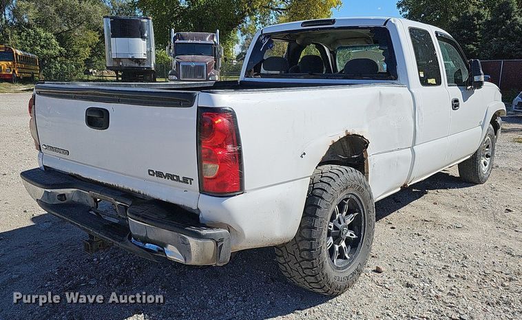 image for item MH9438 2004 Chevrolet Silverado 1500  Ext. Cab pickup truck