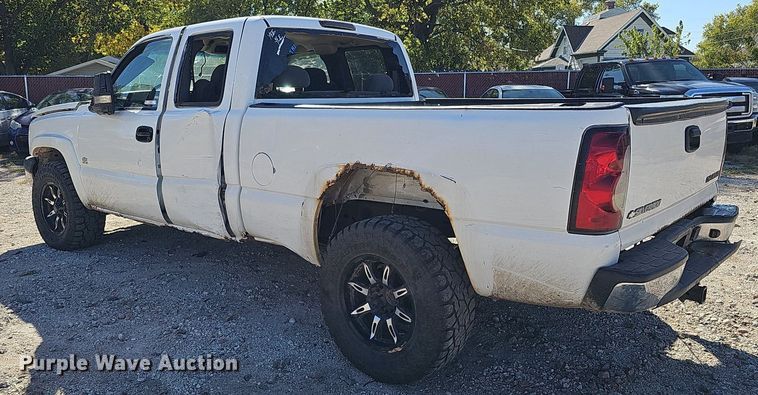 image for item MH9438 2004 Chevrolet Silverado 1500  Ext. Cab pickup truck