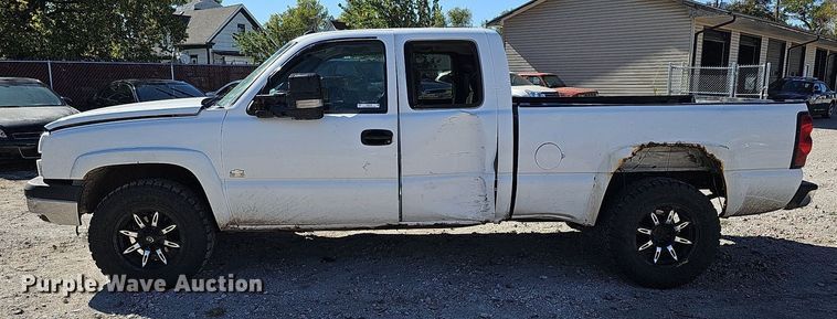 image for item MH9438 2004 Chevrolet Silverado 1500  Ext. Cab pickup truck