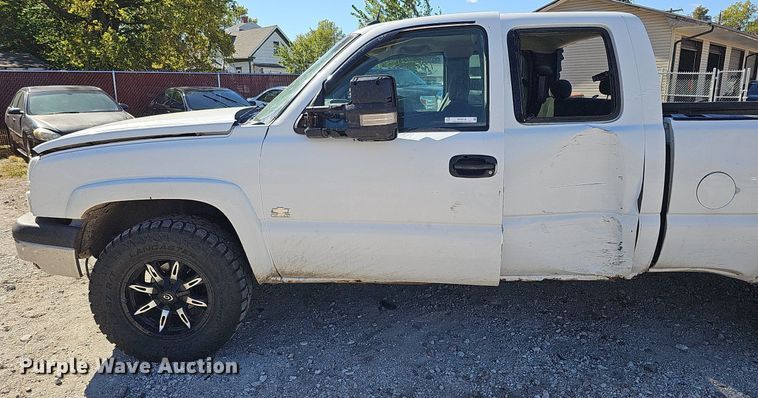image for item MH9438 2004 Chevrolet Silverado 1500  Ext. Cab pickup truck
