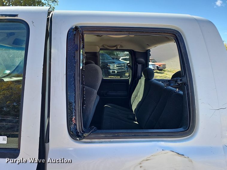 image for item MH9438 2004 Chevrolet Silverado 1500  Ext. Cab pickup truck