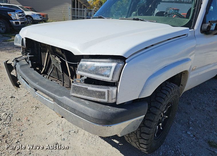 image for item MH9438 2004 Chevrolet Silverado 1500  Ext. Cab pickup truck