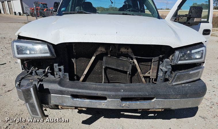 image for item MH9438 2004 Chevrolet Silverado 1500  Ext. Cab pickup truck