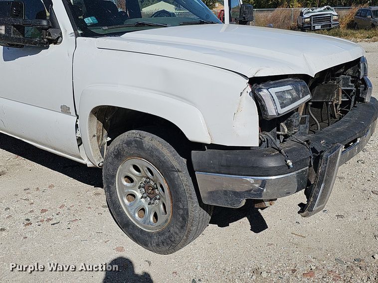 image for item MH9438 2004 Chevrolet Silverado 1500  Ext. Cab pickup truck