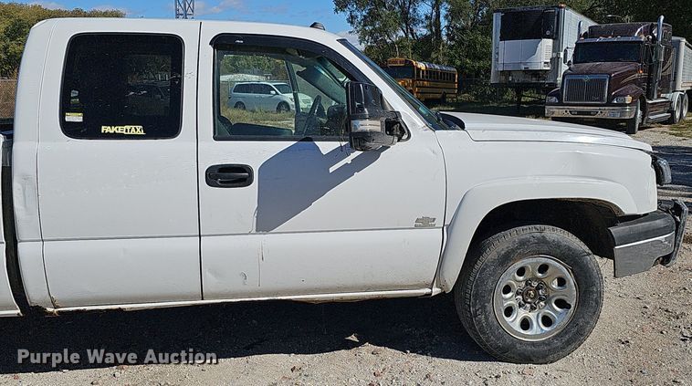 image for item MH9438 2004 Chevrolet Silverado 1500  Ext. Cab pickup truck