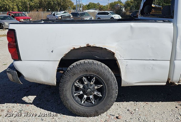 image for item MH9438 2004 Chevrolet Silverado 1500  Ext. Cab pickup truck