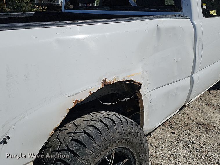 image for item MH9438 2004 Chevrolet Silverado 1500  Ext. Cab pickup truck