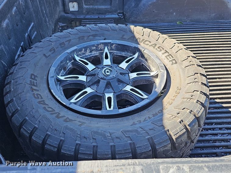 image for item MH9438 2004 Chevrolet Silverado 1500  Ext. Cab pickup truck