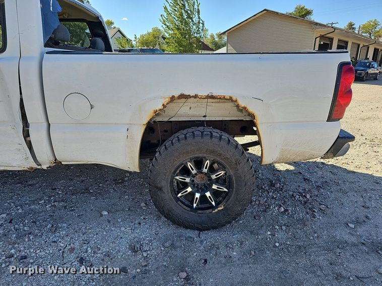 image for item MH9438 2004 Chevrolet Silverado 1500  Ext. Cab pickup truck