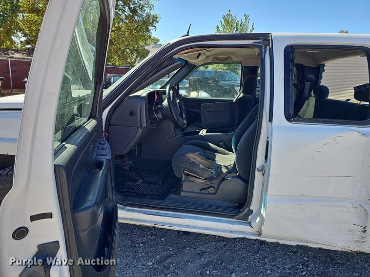 image for item MH9438 2004 Chevrolet Silverado 1500  Ext. Cab pickup truck