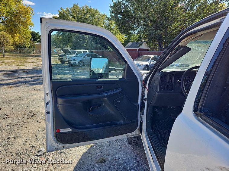 image for item MH9438 2004 Chevrolet Silverado 1500  Ext. Cab pickup truck