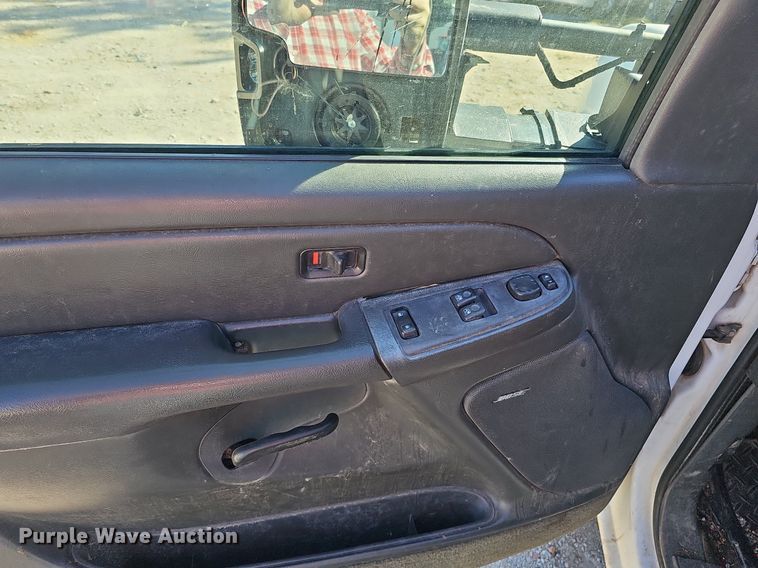 image for item MH9438 2004 Chevrolet Silverado 1500  Ext. Cab pickup truck