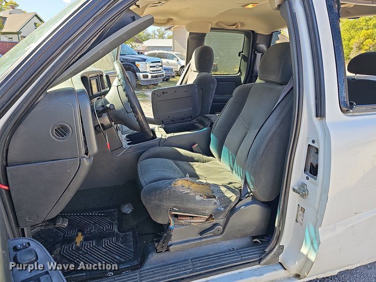 image for item MH9438 2004 Chevrolet Silverado 1500  Ext. Cab pickup truck