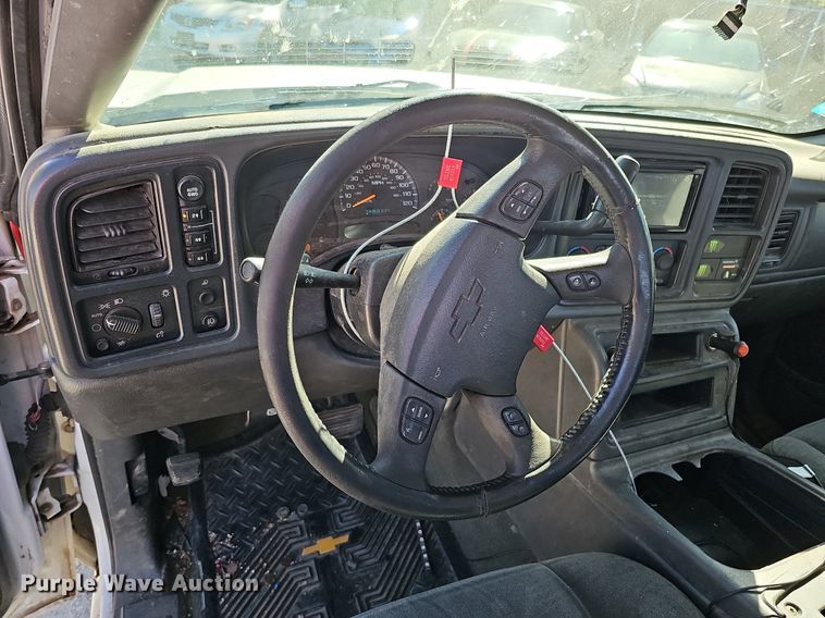 image for item MH9438 2004 Chevrolet Silverado 1500  Ext. Cab pickup truck