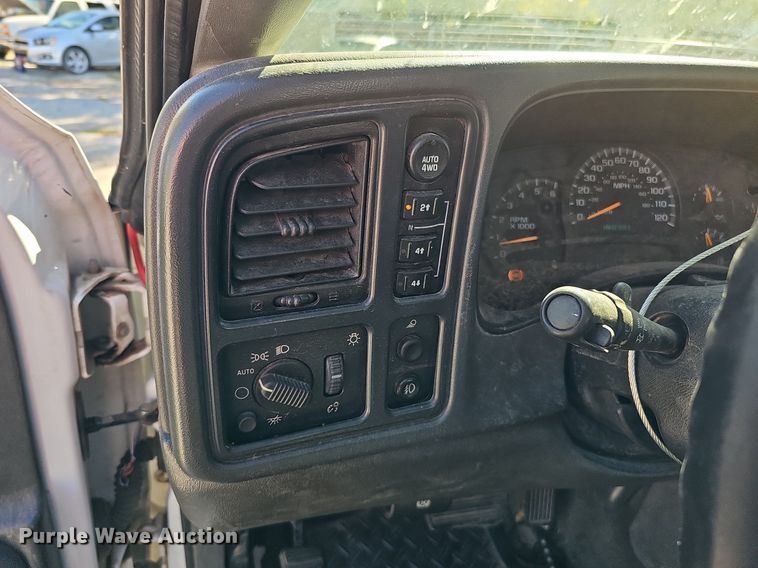 image for item MH9438 2004 Chevrolet Silverado 1500  Ext. Cab pickup truck