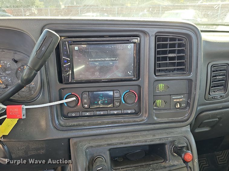 image for item MH9438 2004 Chevrolet Silverado 1500  Ext. Cab pickup truck